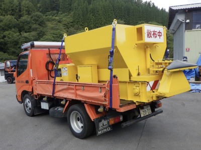 「車載式小型凍結防止剤散布機」納車